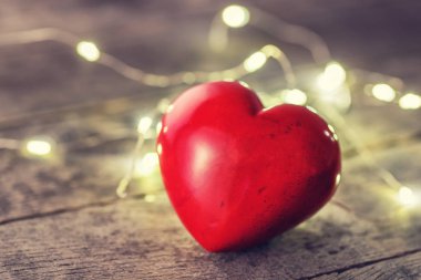 Ahşap arka planda kırmızı kalp