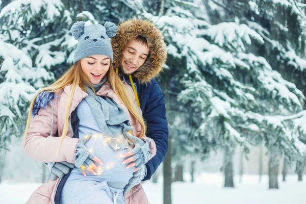 W ciąży para w zimie — Zdjęcie stockowe