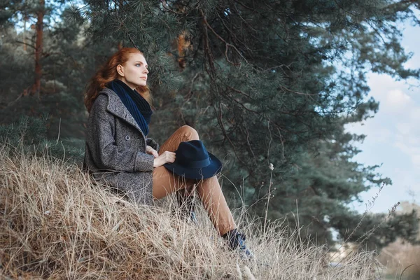 Žena s kudrnaté zrzavé vlasy venku — Stock fotografie