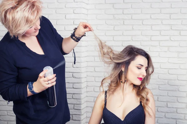 Hairdresser with hair spray — Stock Photo, Image