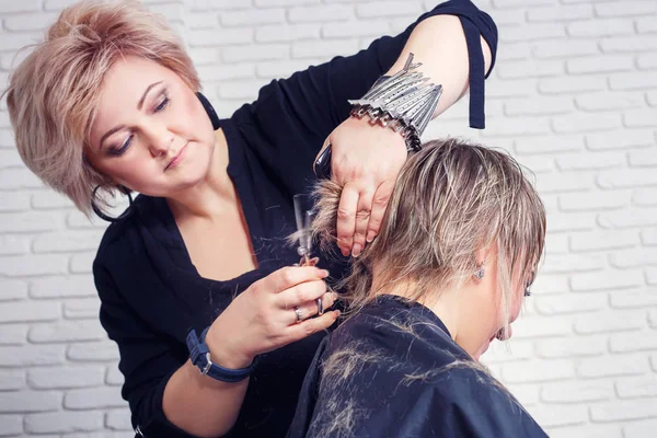 Процесс стрижки волос — стоковое фото