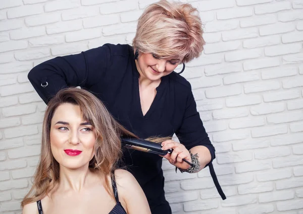 Hairdresser curling hair — Stock Photo, Image