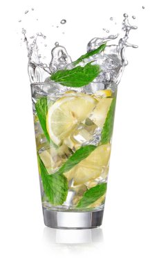 sıçrama ile bir bardak limonata