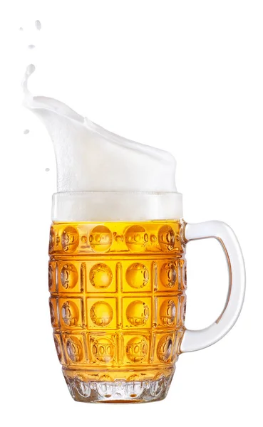 Пиво в кружке с пеной — стоковое фото