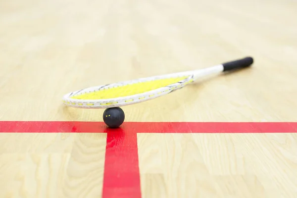 Raquete de squash e bola no campo — Fotografia de Stock