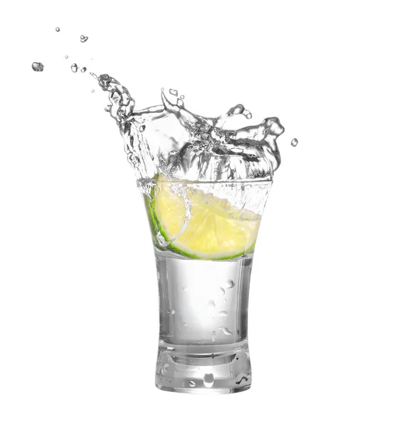 Vodka o tequila in vetro con fetta di lime — Foto Stock