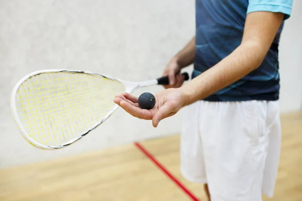 Jugador sirviendo una pelota de squash — Foto de Stock