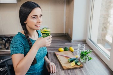 Kız Detoks içecek içecekler