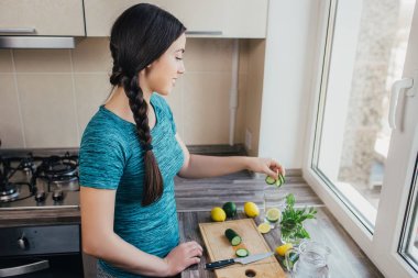 genç kadın diyet içecek hazırlama