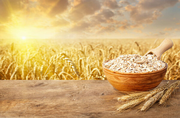 овсянка в миске на столе
