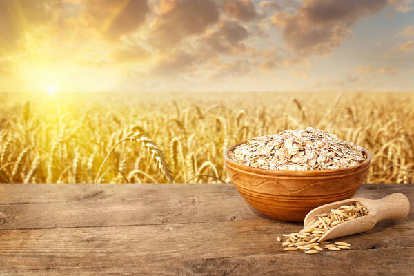 сырые хлопья овса в миске на столе
