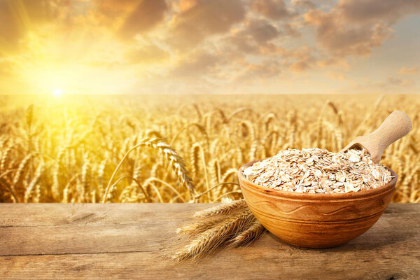 сырой овсянки в миске на столе
