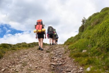 Toprak yolda trekking turist