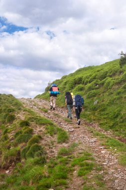 Dağlarda hiking turist