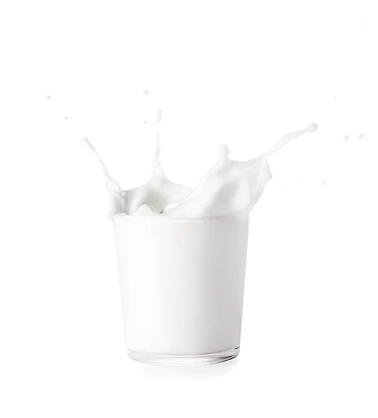 Молоко в стекле с брызгами — стоковое фото