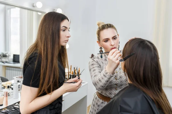 Profesionální make-up učitel — Stock fotografie