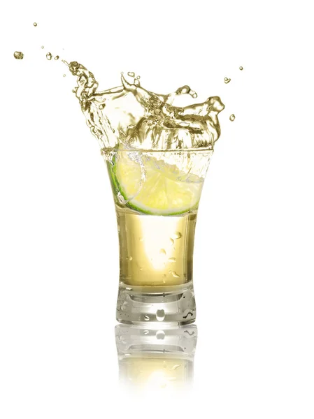 Tequila shot met kalk segment — Stockfoto