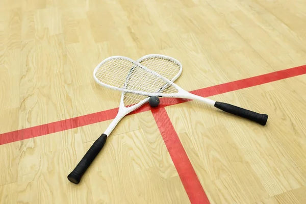 Raquetes de squash e bola — Fotografia de Stock