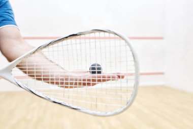 oyuncu ile squash topu ve raket