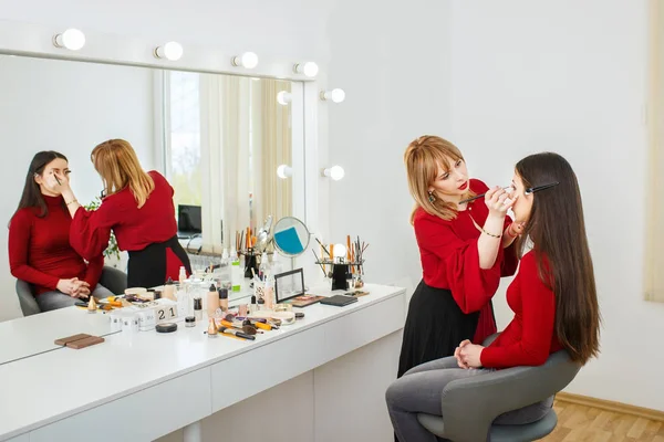 Make-up artiest op het werk — Stockfoto