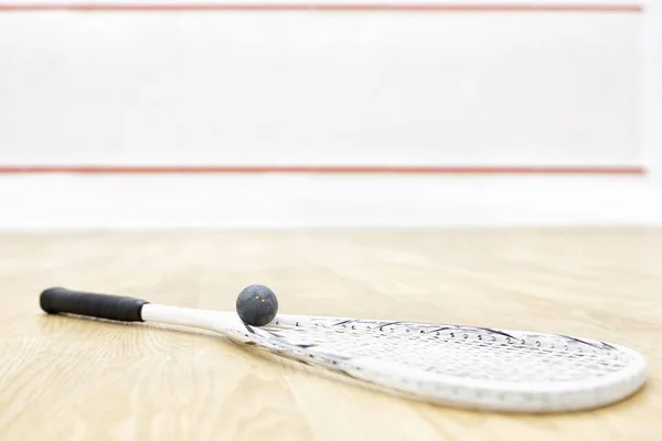 Una raqueta de squash y pelota — Foto de Stock