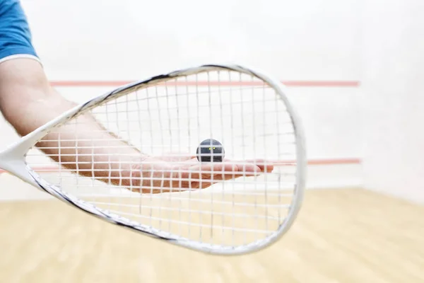 Jugador con pelota de squash y raqueta — Foto de Stock