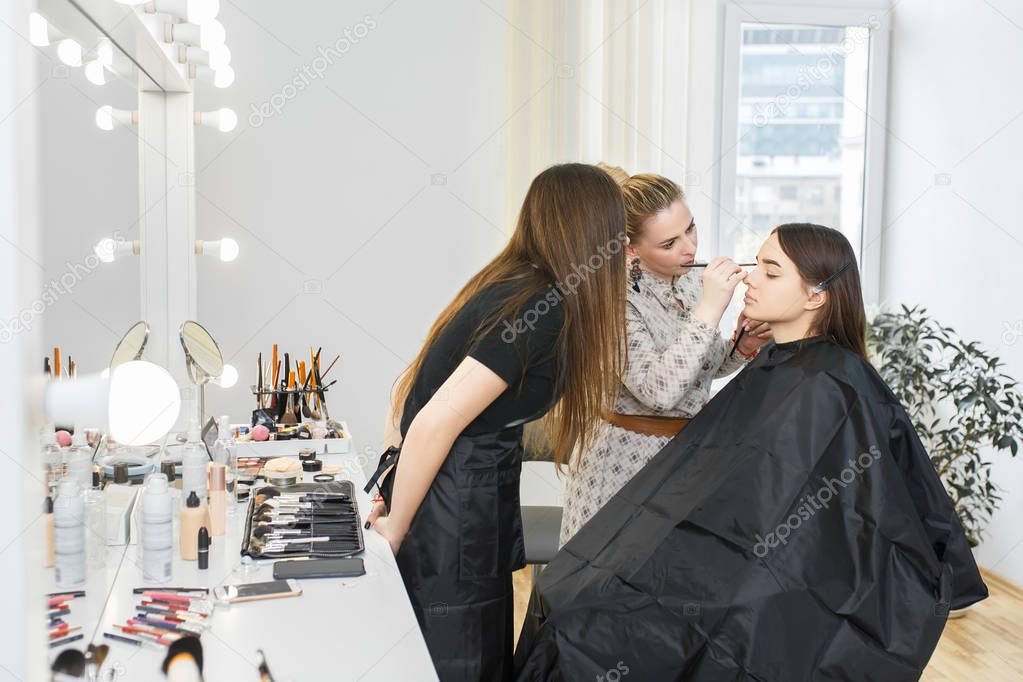 visagiste applying makeup