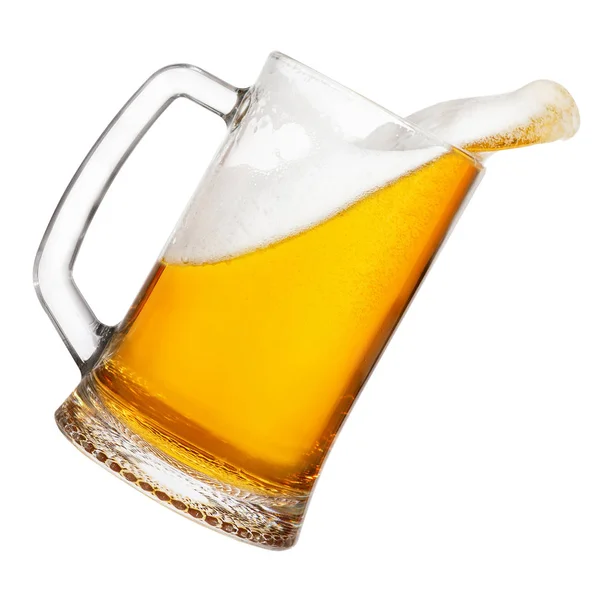 Cerveza en taza de vidrio con salpicadura — Foto de Stock