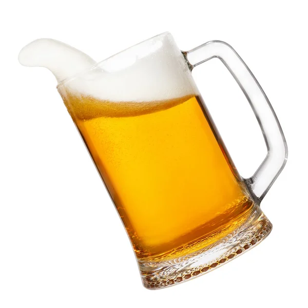 Cerveza en taza con espuma salpicante — Foto de Stock