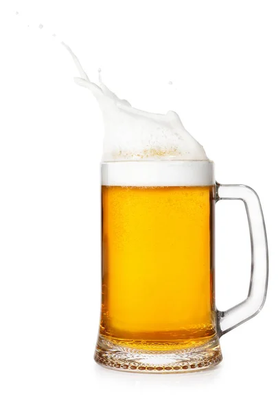 Пиво в кружке с брызгами — стоковое фото