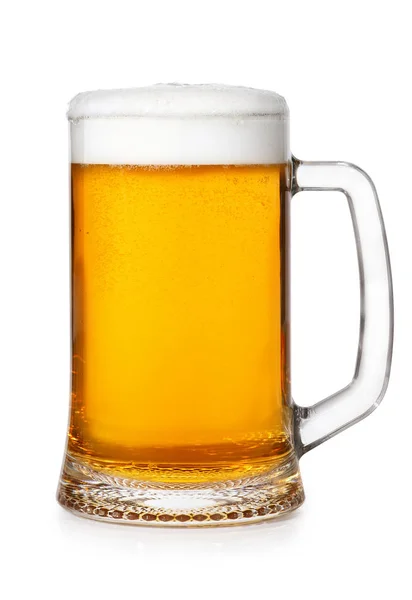 Taza de cerveza aislada en blanco — Foto de Stock