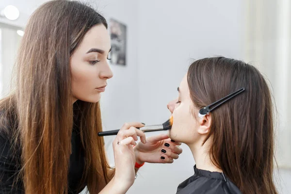 Make-up-Artist trägt Stiftung auf — Stockfoto