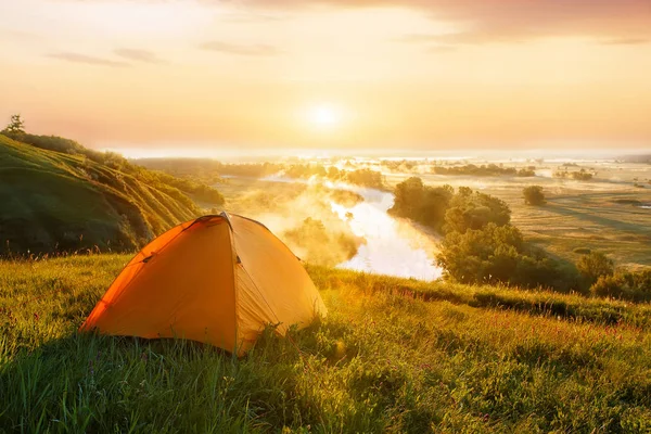 Turistický stan na louce za úsvitu — Stock fotografie