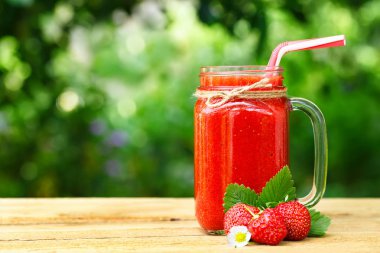 mason kavanoza çilek güler yüzlü