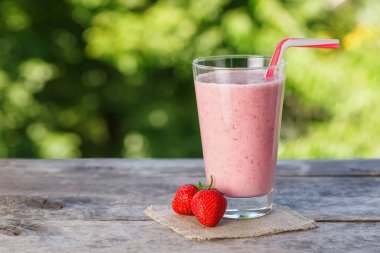 doğal yeşil arka plana sahip çilek güler yüzlü