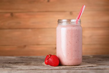 Çilekli milkshake cam