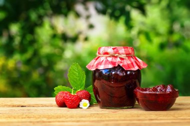 Ahşap masada çilek reçeli