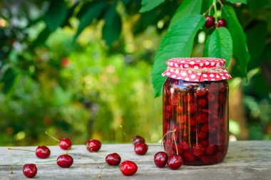 kiraz reçel kavanoz içinde