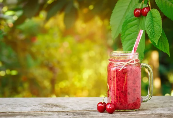 Einmachglas mit Kirsch-Smoothie — Stockfoto