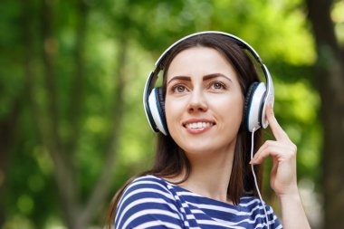 kız müzik dinleme açık havada