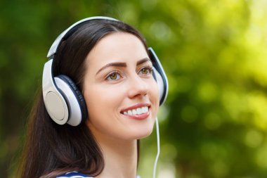 açık havada müzik dinleme kız closeup portresi