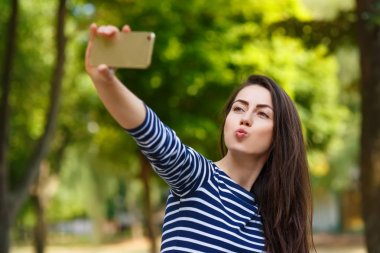 Kız yapma komik selfie portre