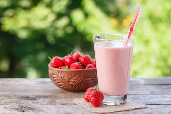 Milkshake en verre avec fond naturel — Photo