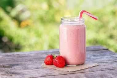 Çilekli milkshake kavanoz içinde