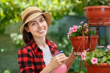 Bahçıvan püskürtme su bitkiler üzerinde