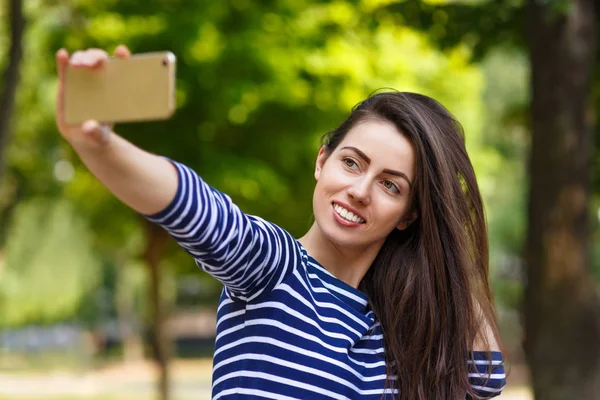 Fata face selfie — Fotografie, imagine de stoc