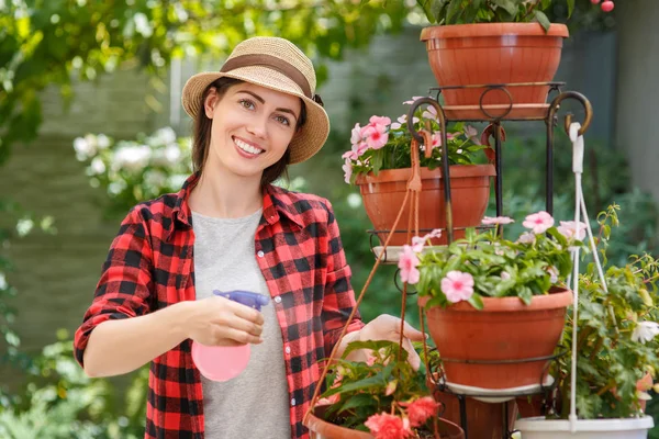 Giardiniere ragazza con bottiglia spruzzatore — Foto Stock