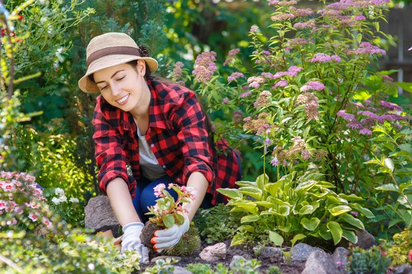 Donna giardiniere piantare fiori — Foto Stock