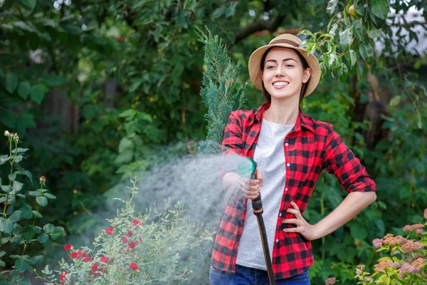 Donna giardiniere irrigazione giardino — Foto Stock