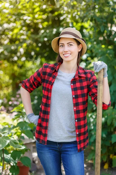 Donna giardiniere tenendo vanga — Foto Stock